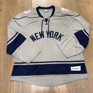 Men’s New York Yankee Gray and Navy Hockey Jersey XL